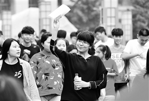 7日，2017年高考开考。7时40分，在长春市二实验中学，考生陆续走进考点迎战高考。孙建一摄