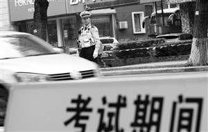 7日，2017年高考开考。7时40分，在长春市二实验中学，考生陆续走进考点迎战高考。孙建一摄