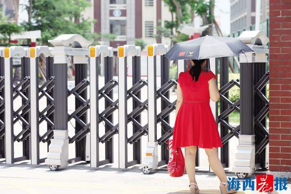 2017厦门高考1.4万人奋战考场 场外家长送温暖