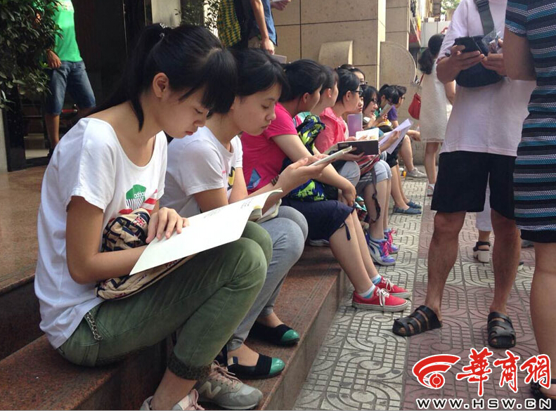 2014年高考今日开考 西安高考现场考生临阵磨枪