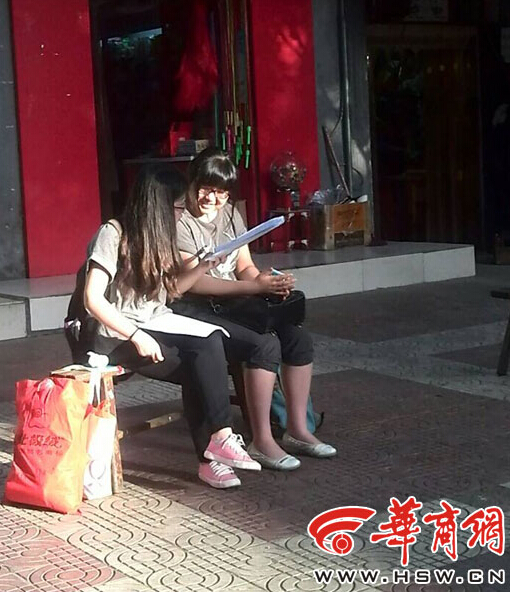 2014年高考今日开考 西安高考现场考生临阵磨枪