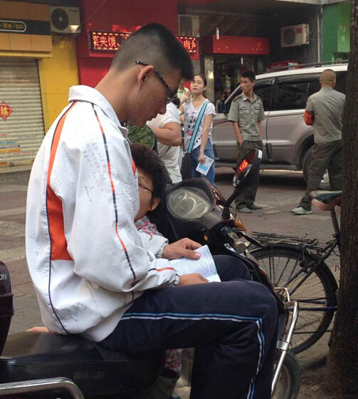 2014年高考今日开考 西安高考现场考生临阵磨枪