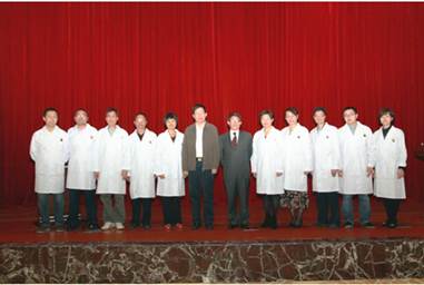 中国第一批执业药师徽章佩戴:五色银杏叶代表
