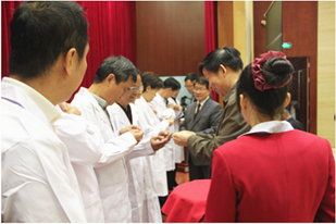 中国第一批执业药师徽章佩戴:五色银杏叶代表