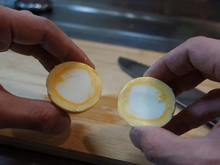 家庭自制“外黄内白”的水煮蛋