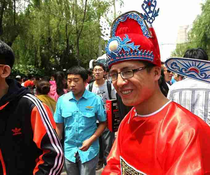 盘点高考考场外的那些奇葩.jpg 盘点高考考场外的那些奇葩.jpg