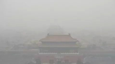 北京首次发布雾霾红色预警 机动车单双号限行(图)