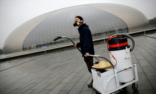 北京PM2.5超标 小伙收集雾霾做砖(图)