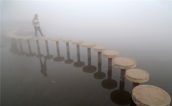 外媒:中国人好顽强! 雾霾天依旧跳广场舞(组图