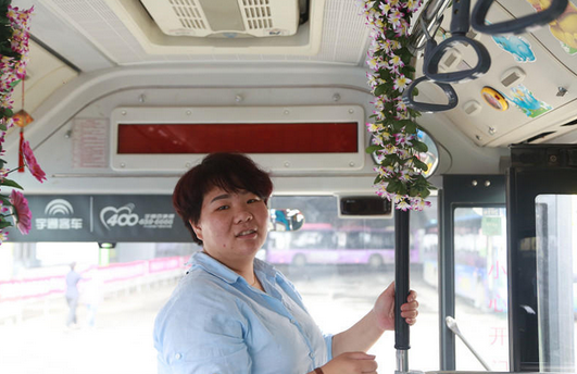 郑州公交车长为高考生减压 药品文具备齐打造爱心车厢