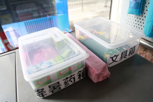 郑州公交车长为高考生减压 药品文具备齐打造爱心车厢