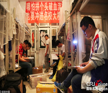 山东2016高考:考前一晚考生熬夜复习(图)