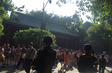 2016高考考点:成都石室中学现场(图) 2016高考考点:成都石室中学现场(图)