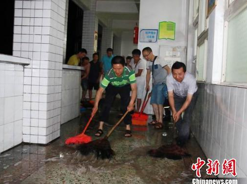 四川洪雅高考前夜遇暴雨 考点被淹老师连夜清理 四川洪雅高考前夜遇暴雨 考点被淹老师连夜清理