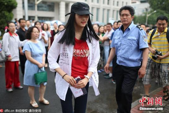 关晓彤戴鸭舌帽低调赶赴高考考场 被围观