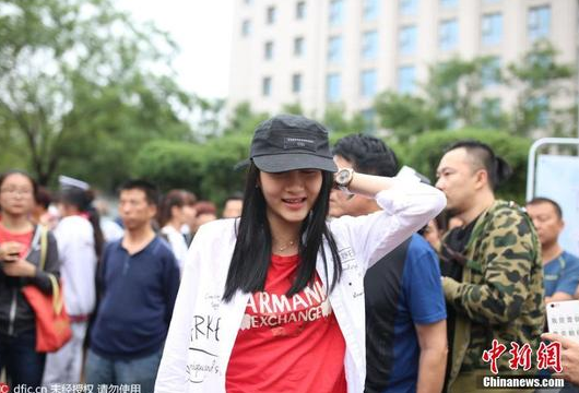 关晓彤戴鸭舌帽低调赶赴高考考场 被围观