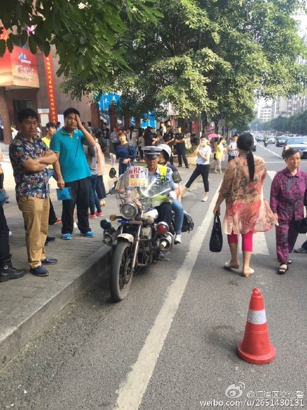 重庆江津区交巡警用摩托车送考生赶考2.jpg
