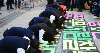 韩国高考奇葩习俗 考生家长都得下跪祈祷
