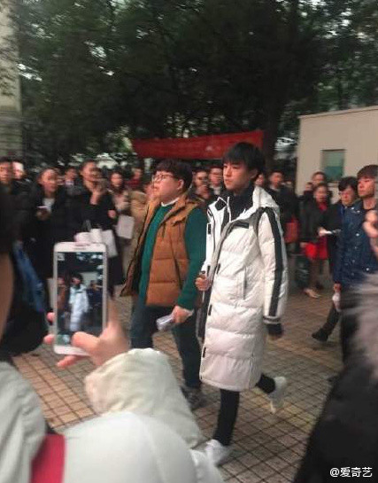 TFBOYS王俊凯现身重庆大学 进行2017艺考报名确认 TFBOYS王俊凯现身重庆大学 进行2017艺考报名确认