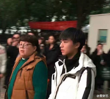 TFBOYS王俊凯现身重庆大学 进行2017艺考报名确认 TFBOYS王俊凯现身重庆大学 进行2017艺考报名确认