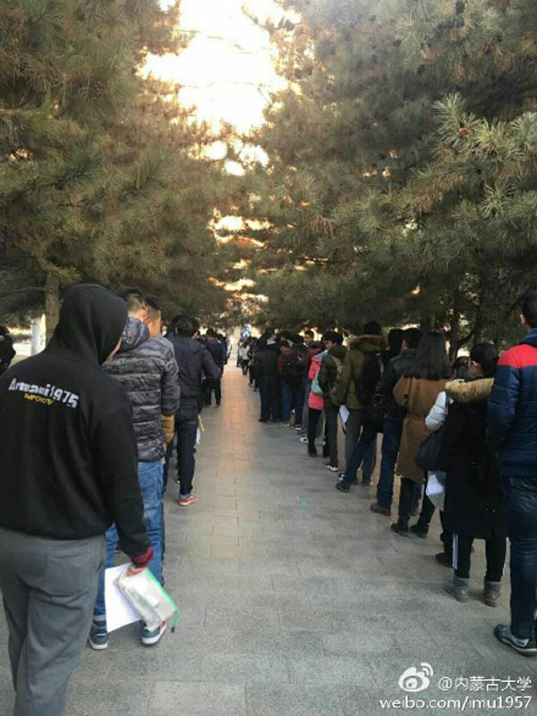 四六级考试内蒙古大学考生排队进考场 素质妥妥滴