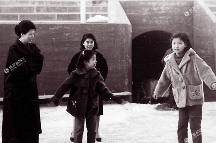 3.png 韩国首位被罢免女的总统-朴槿惠的一生(组图)