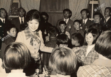 17.png 韩国首位被罢免女的总统-朴槿惠的一生(组图)