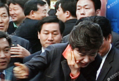 24.png 韩国首位被罢免女的总统-朴槿惠的一生(组图)