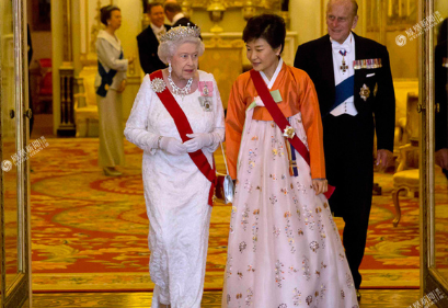 34.png 韩国首位被罢免女的总统-朴槿惠的一生(组图)