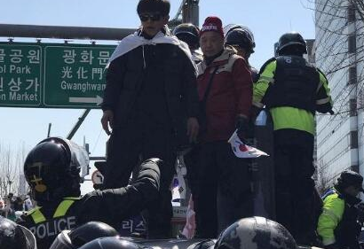 1.png 朴槿惠支持者与警方冲突 切腹跳车顶已致2死6伤