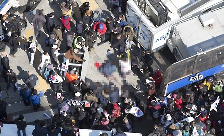 1.png 朴槿惠支持者与警方冲突 切腹跳车顶已致2死6伤