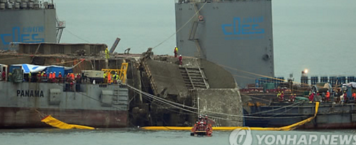 1.png 韩国世越号即将打捞完毕 终于浮上水面(组图)