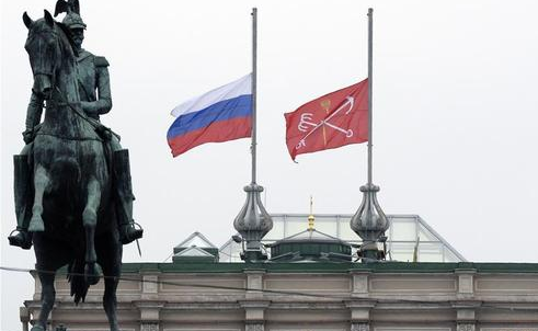 5.png 俄罗斯民众哀悼圣彼得堡地铁爆炸遇难者(组图)