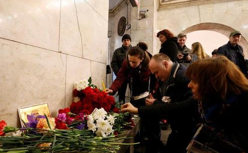 4.png 俄罗斯民众哀悼圣彼得堡地铁爆炸遇难者(组图)