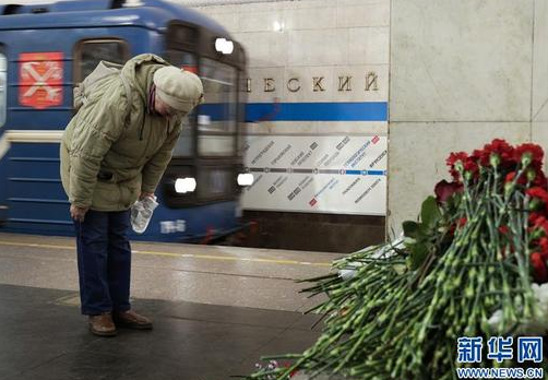 3.png 俄罗斯民众哀悼圣彼得堡地铁爆炸遇难者(组图)