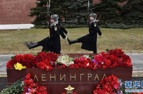 2.png 俄罗斯民众哀悼圣彼得堡地铁爆炸遇难者(组图)