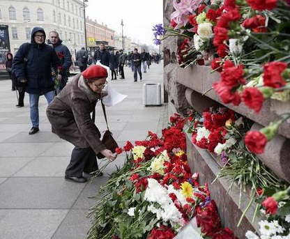 6.png 俄罗斯民众哀悼圣彼得堡地铁爆炸遇难者(组图)