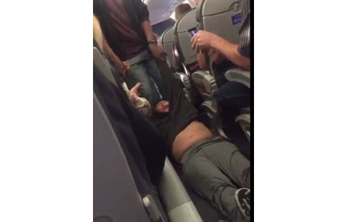 美联航强制乘客下机:华人乘客被强行拖离飞机
