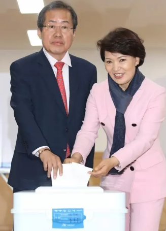 韩国大选各候选人进行投票(组图)