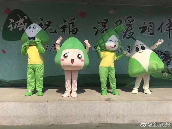端午前夕 南京玄武高中校长为高考考生壮行 扮成粽子 端午前夕 南京玄武高中校长为高考考生壮行 扮成粽子