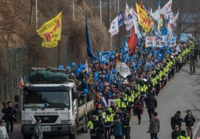 1.png 韩国总统文在寅下令彻查“萨德”发射架秘密运抵韩国一事