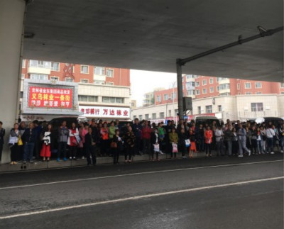 长春一中考点外等候的家长