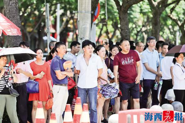 2017厦门高考1.4万人奋战考场 场外家长送温暖