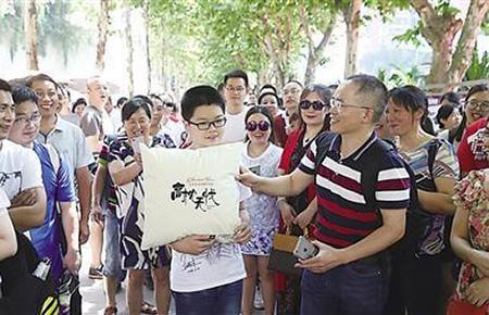 四川巴蜀一考场外父亲带儿子体验高考