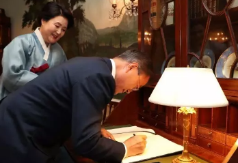 尴尬:韩国总统文在寅写错国名(组图) 尴尬:韩国总统文在寅写错国名(组图)