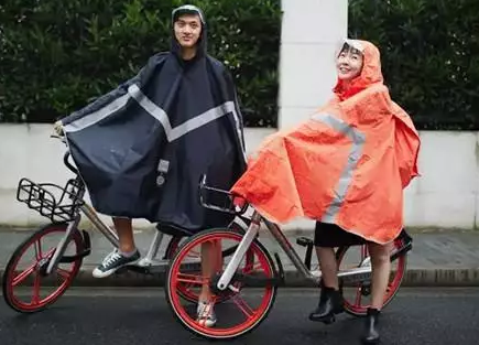 1.png 小黄车卖萌摩拜卖雨衣共享单车第二战已经开始(双语新闻)