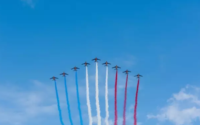 2017法国国庆节川普空降法国参加国庆阅兵(双语新闻)