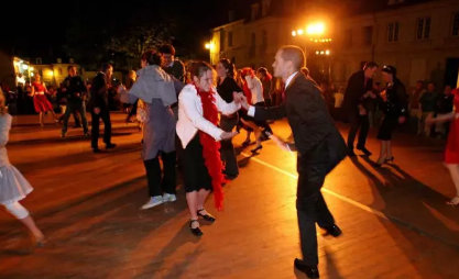 2017法国国庆节川普空降法国参加国庆阅兵(双语新闻)