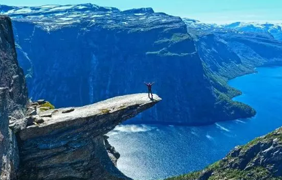 2017年旅游竞争力报告:最安全的国家top9(中法双语)