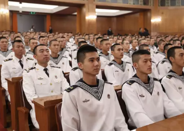 习近平出席建军90周年庆祝大会(中西双语新闻) 习近平出席建军90周年庆祝大会(中西双语新闻)